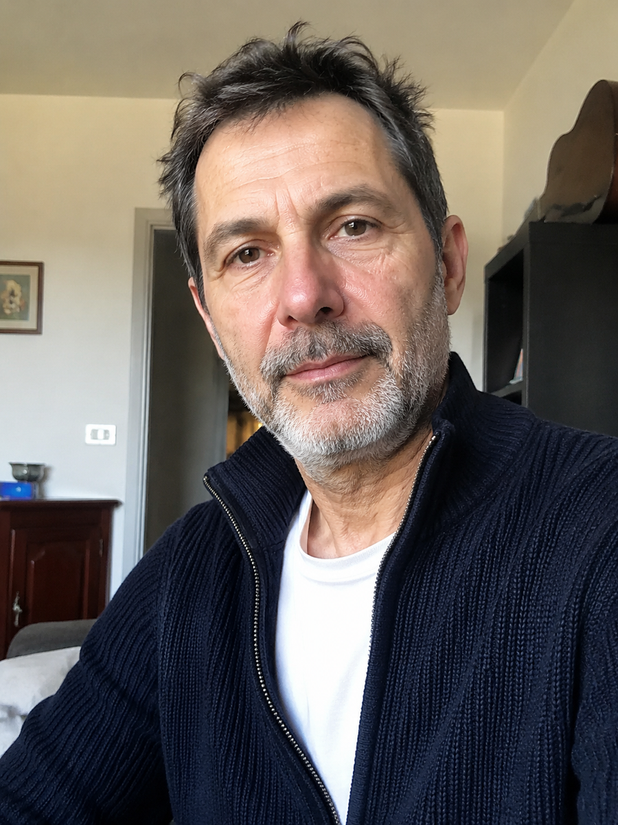 Foto de cliente simulada: prenda superior de hombre