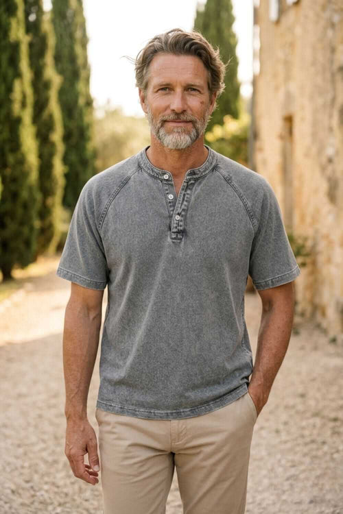 Marino · maglia serafino da uomo in cotone lavato, indossata con chino chiaro