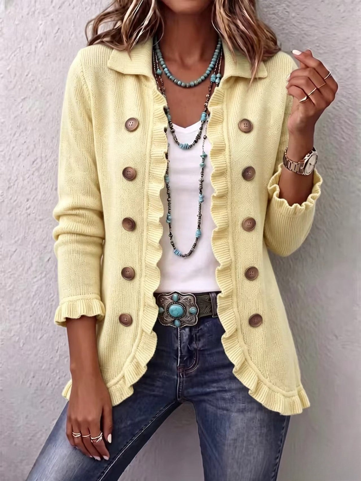 Liliana · Giacca in maglia color crema con volant