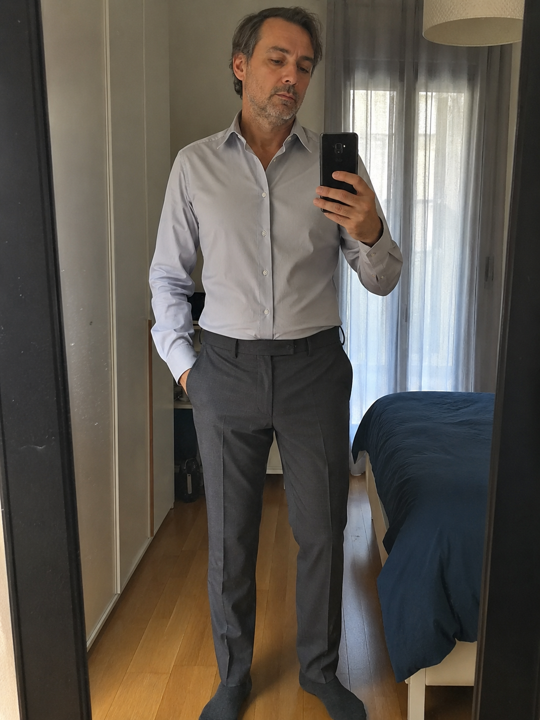 Foto de cliente simulada: pantalón de hombre