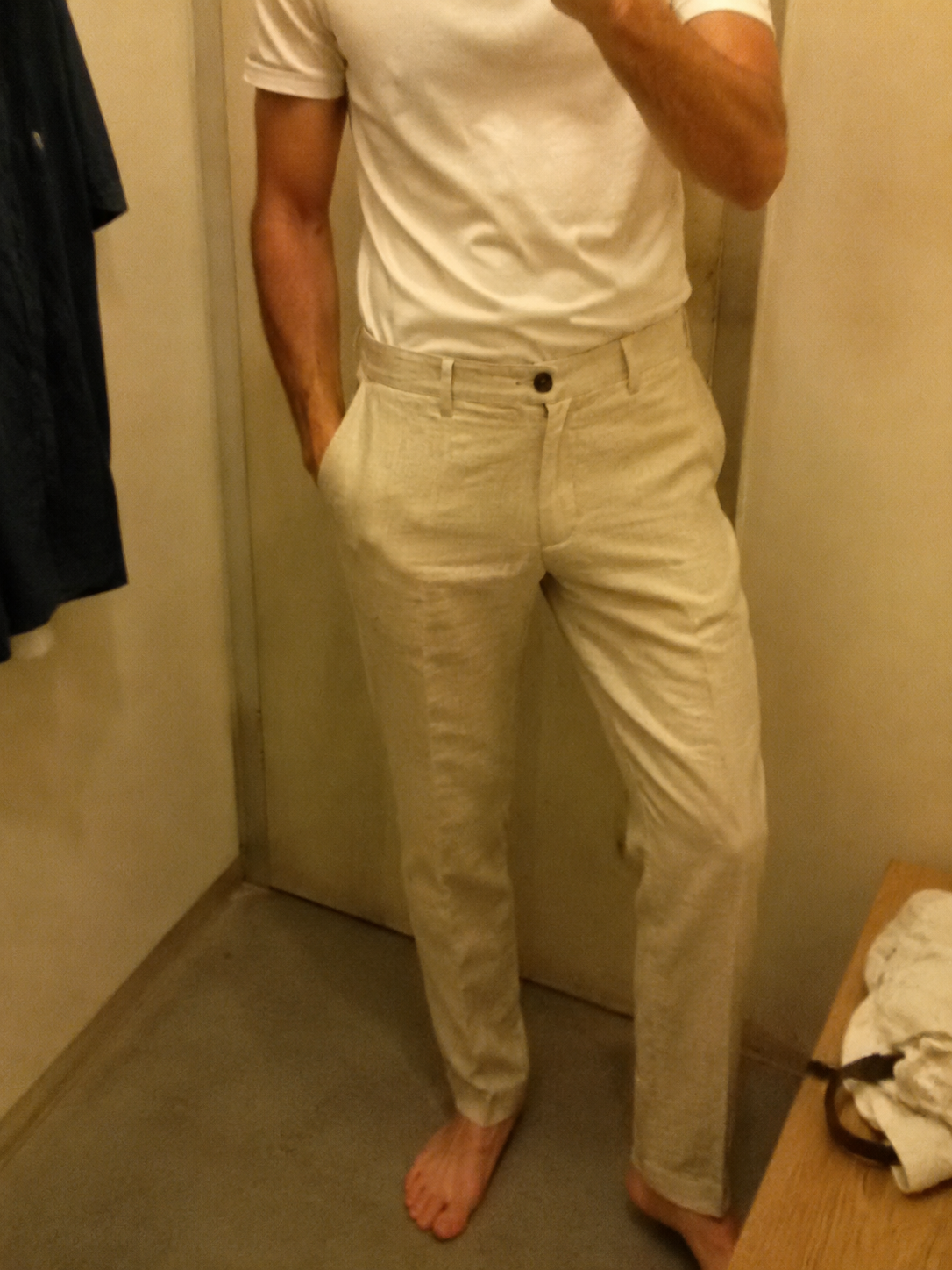 Foto de cliente simulada: pantalón de hombre