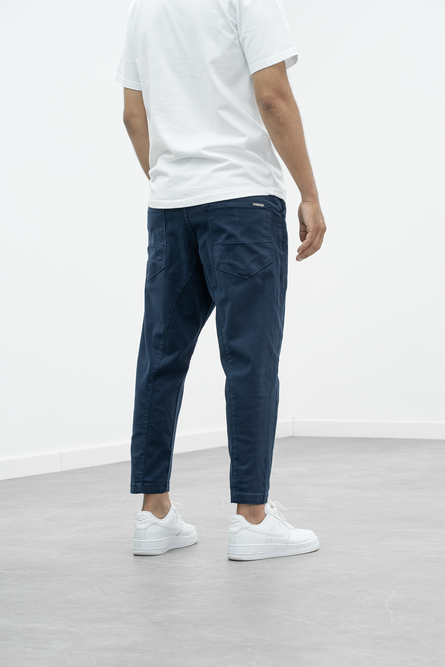 Evandro · Pantalone 7/8 Blu Navy — dietro in movimento