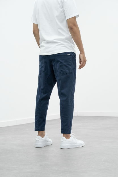 Evandro · Pantalone 7/8 Blu Navy — dietro in movimento
