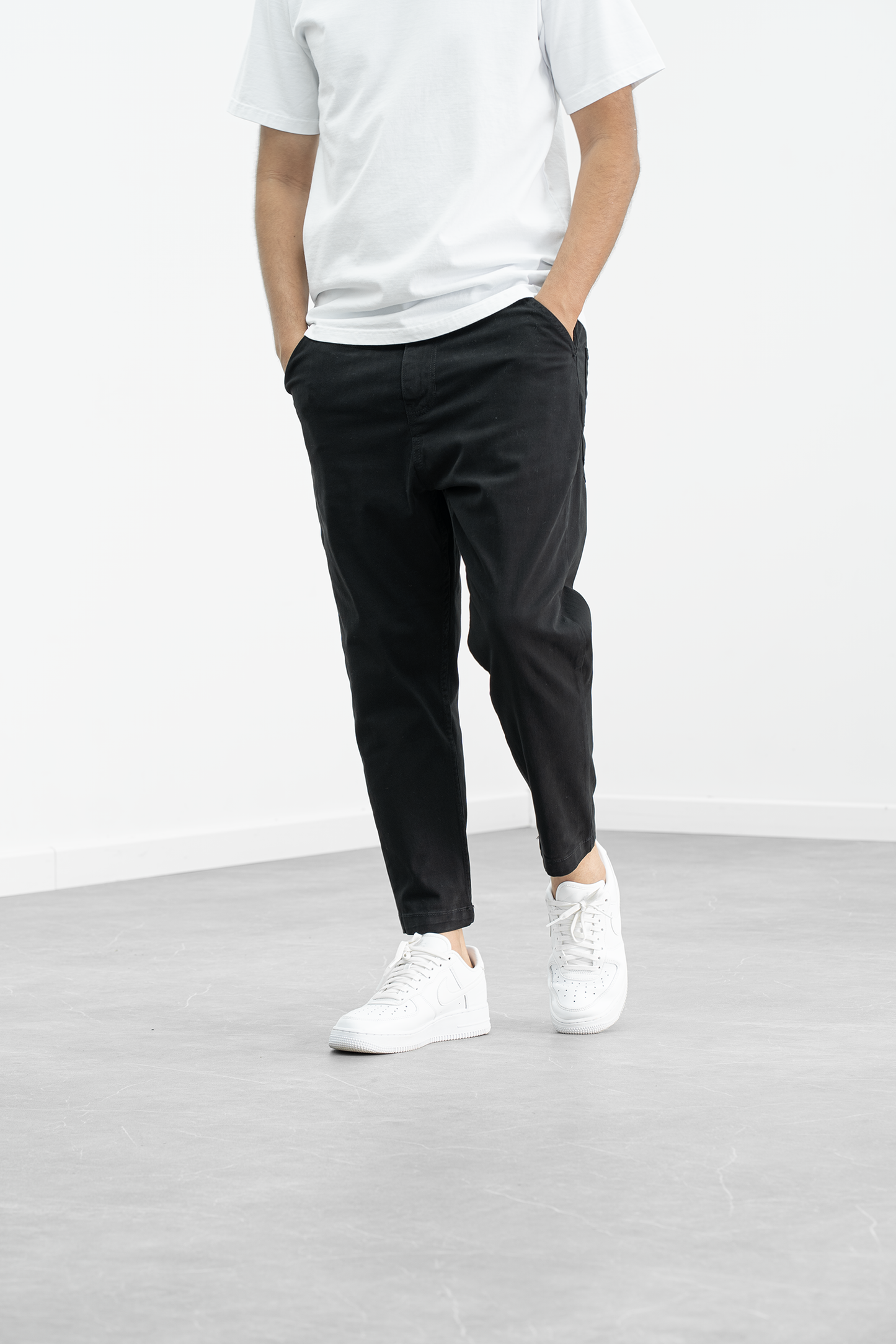 Evandro · Pantalone 7/8 Nero — mani in tasca