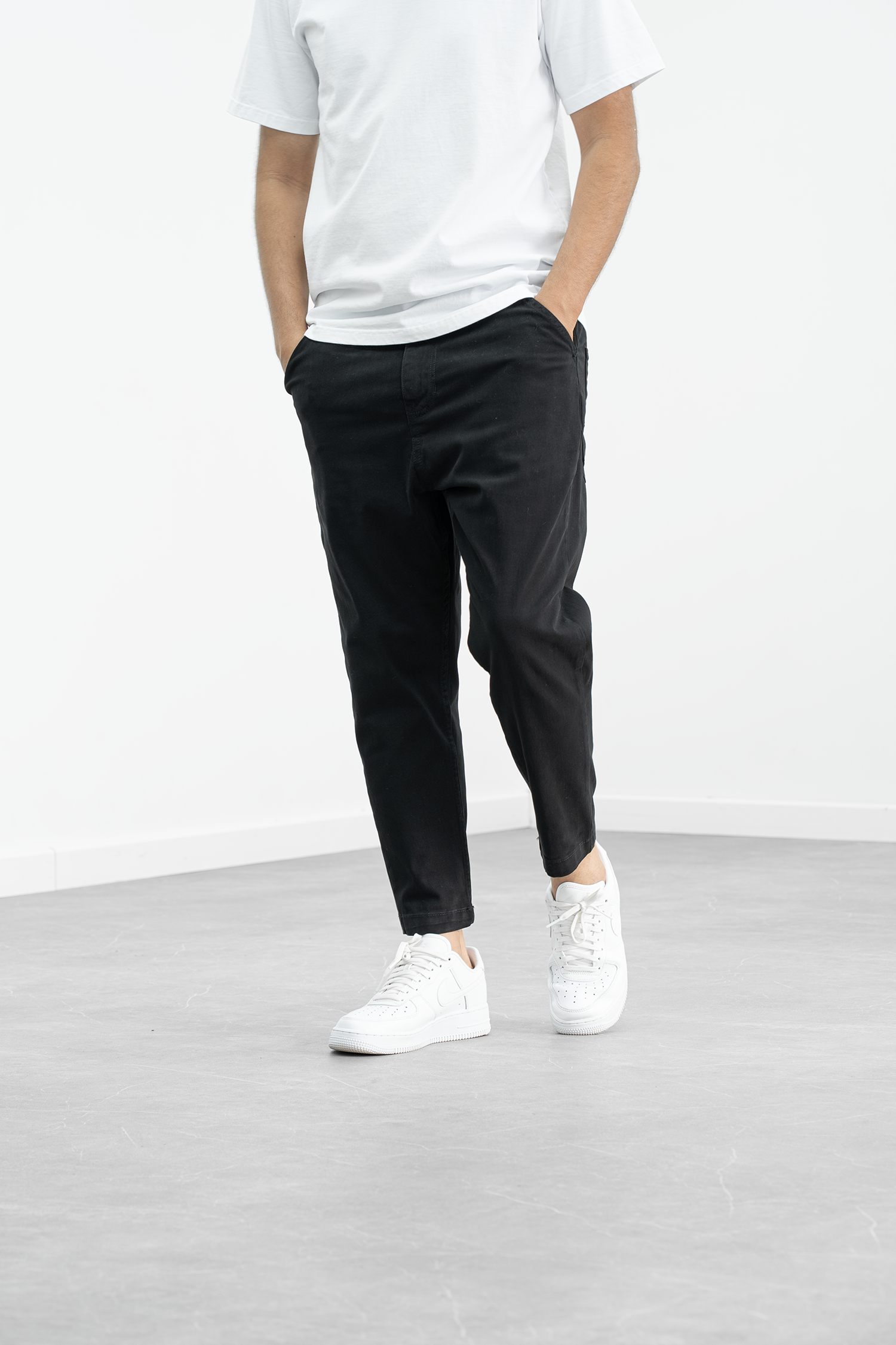Evandro · Pantalone 7/8 Nero — mani in tasca