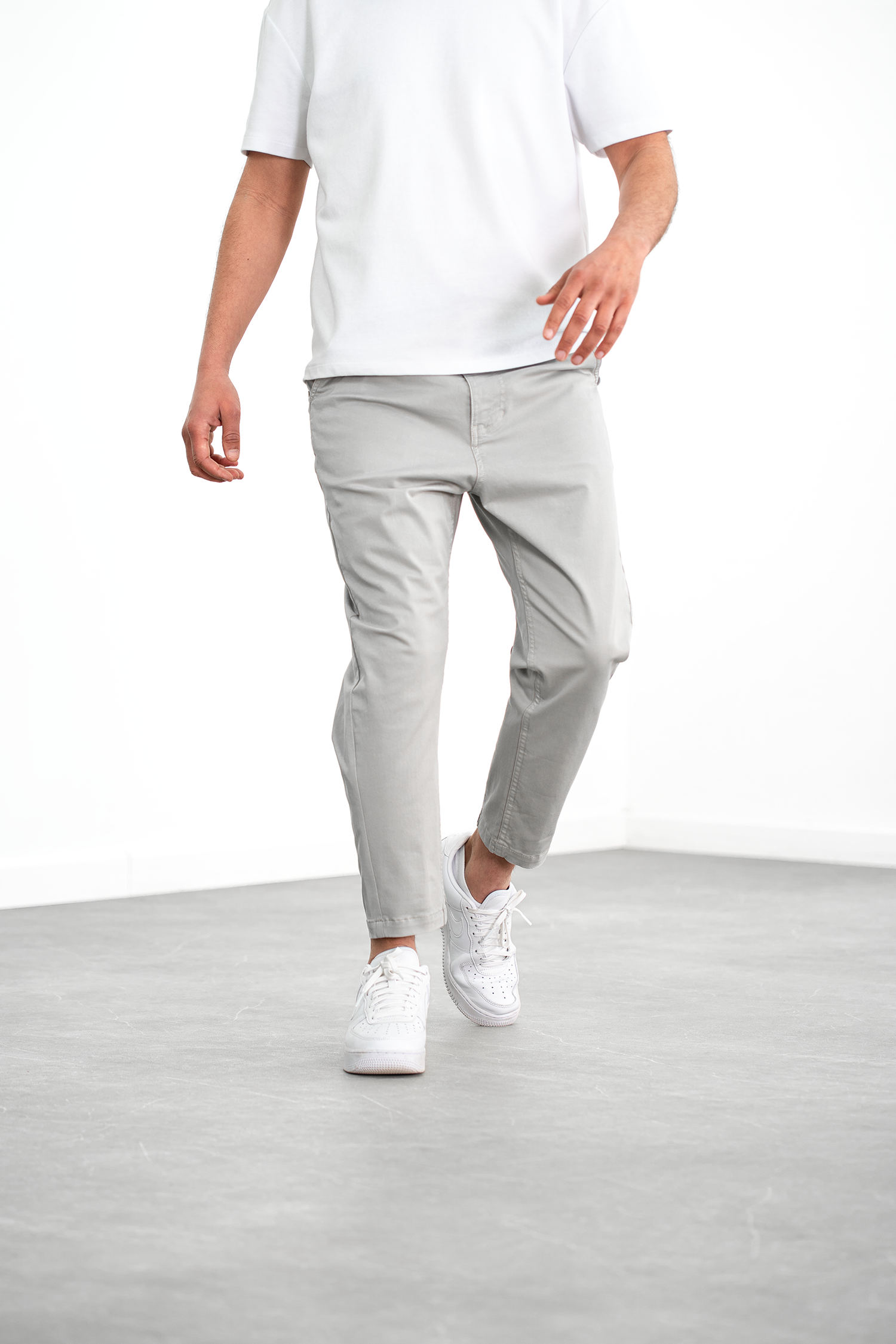 Evandro · Pantalone 7/8 Grigio — in movimento