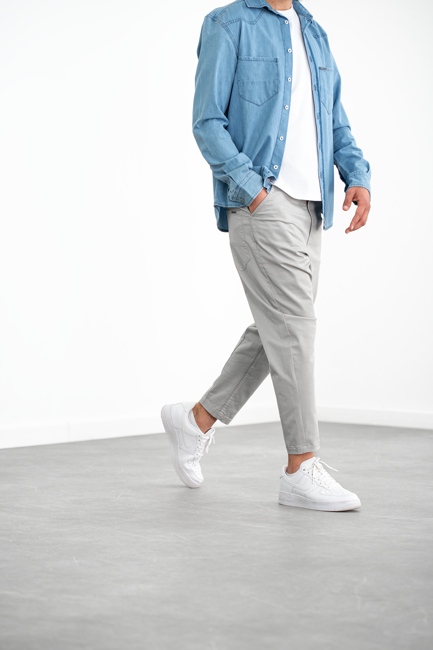 Evandro · Pantalone 7/8 Grigio — con camicia denim