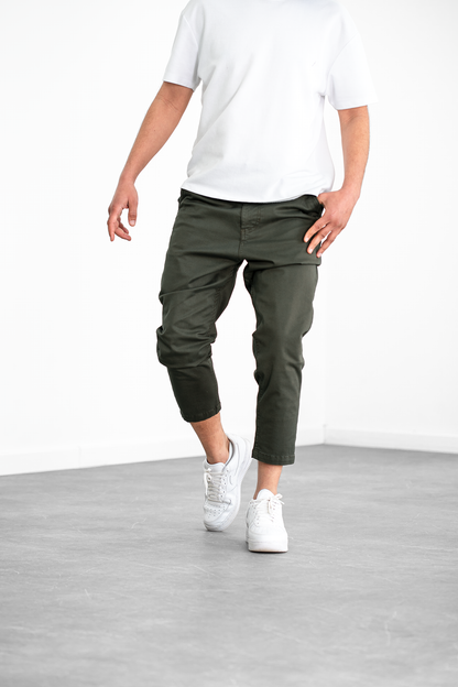 Evandro · Pantalone 7/8 Kaki — in piedi di fronte