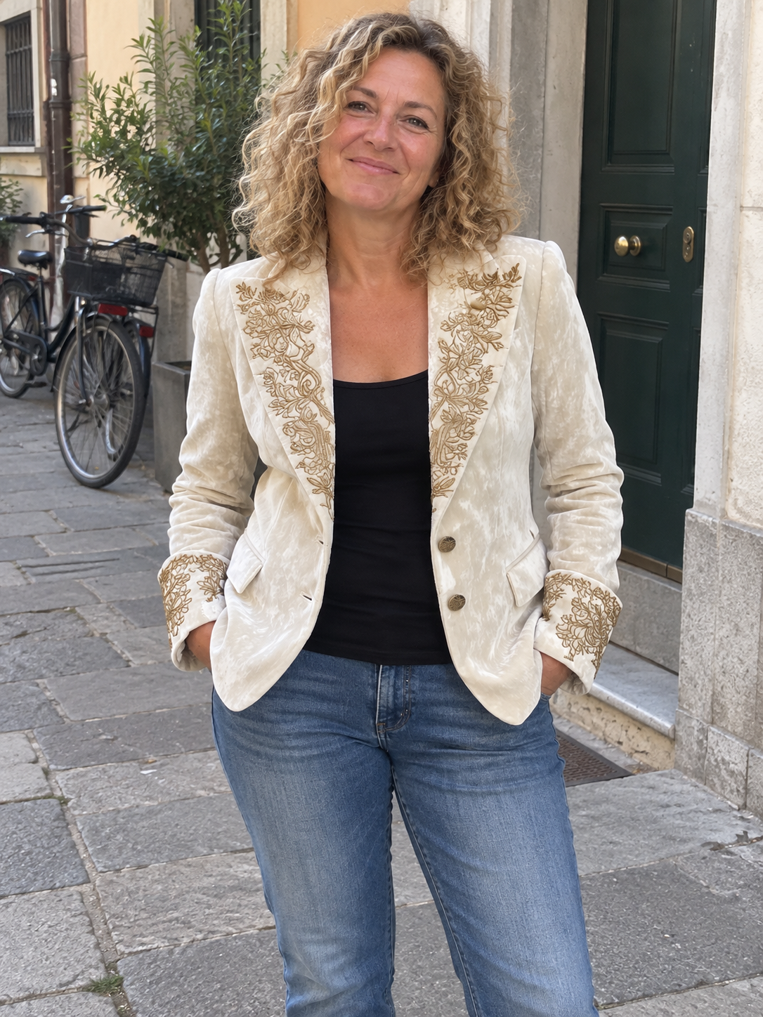 Evelina · Blazer avorio con dettagli dorati · foto cliente