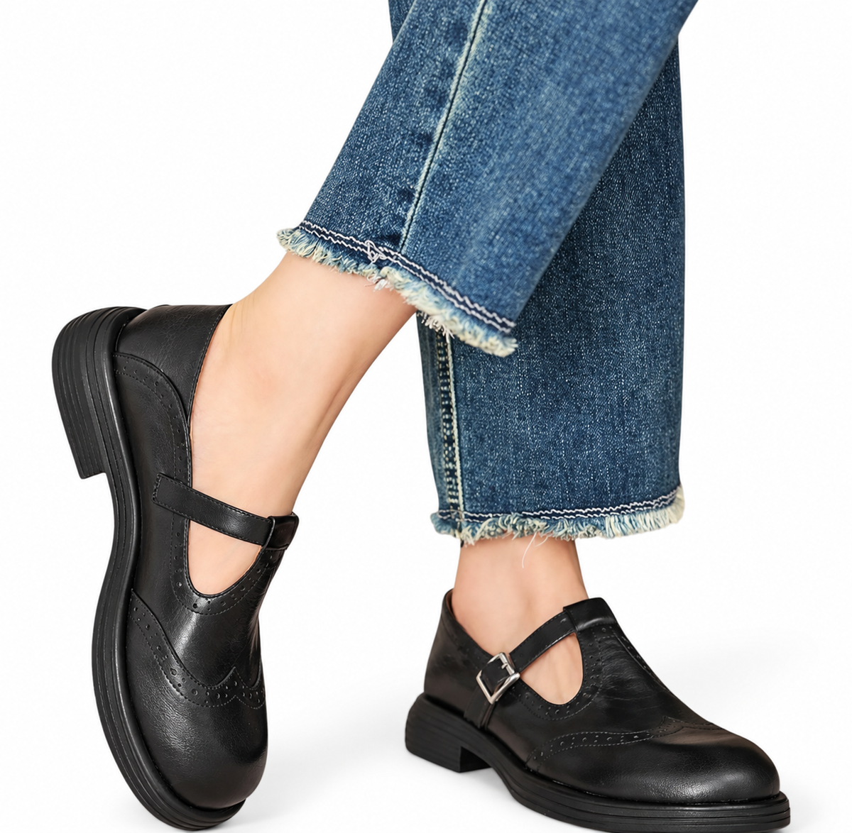 Bianca scarpe Mary Jane nere indossate